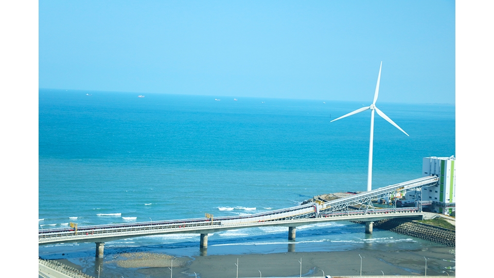 林口電廠需從地底建造輸煤廊道，部分區段只能徒手開挖，每日僅能前進約1公尺，施工處齊心輪替協力完成。